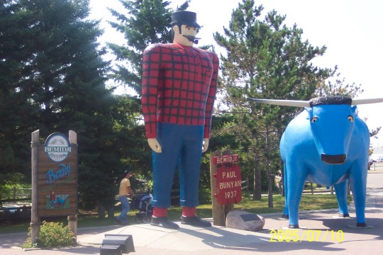 Statues of Paul Bunyan and Babe