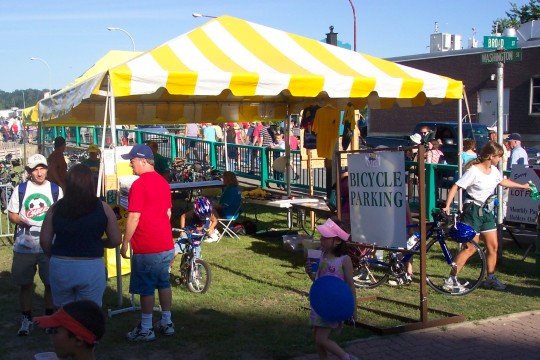 Bicycle parking booth