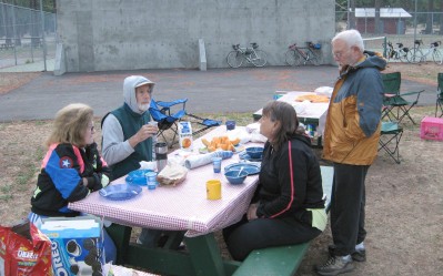 People eating, wearing heavy clothes against the cold